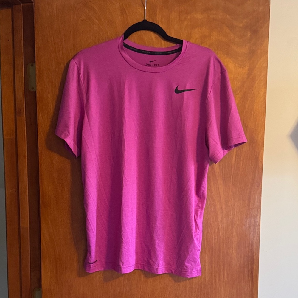 Nike Men's Vibrant Pink / Magenta Short Sleeve Tee